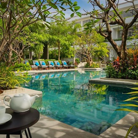 Eightfold Urban Resort เสียมราฐ ภายนอก รูปภาพ The swimming pool at the hotel