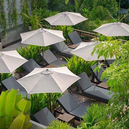 Eightfold Urban Resort เสียมราฐ ภายนอก รูปภาพ The pool at the hotel