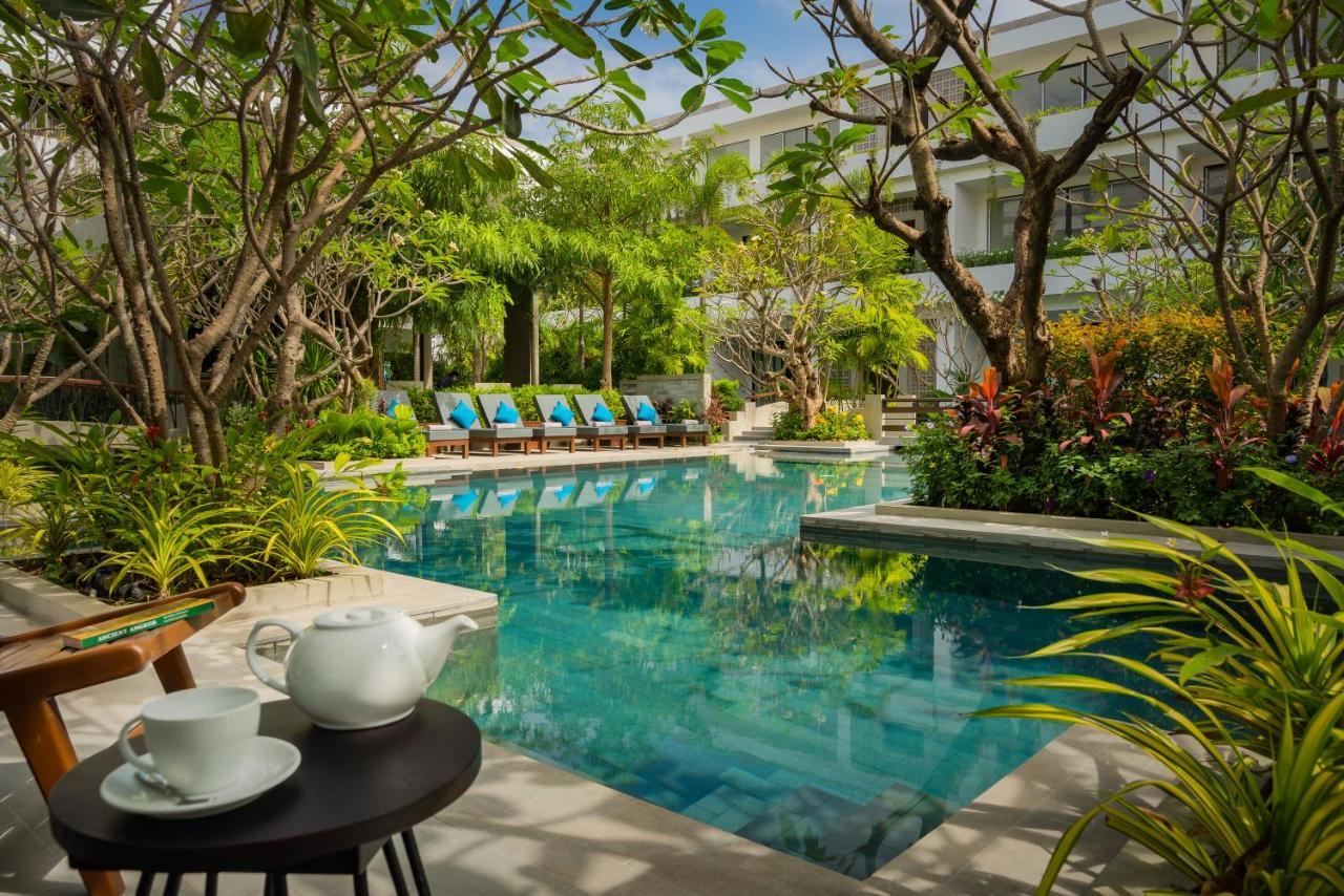 Eightfold Urban Resort เสียมราฐ ภายนอก รูปภาพ The swimming pool at the hotel
