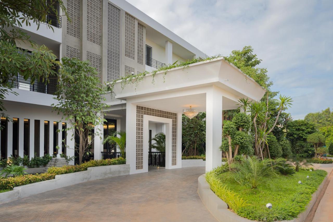 Eightfold Urban Resort เสียมราฐ ภายนอก รูปภาพ The hotel's entrance
