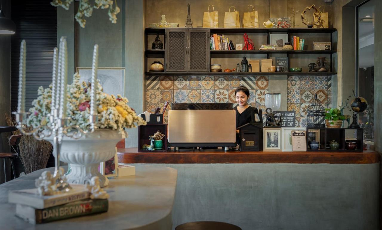 Eightfold Urban Resort เสียมราฐ ภายนอก รูปภาพ A coffee shop in Bangkok, Thailand
