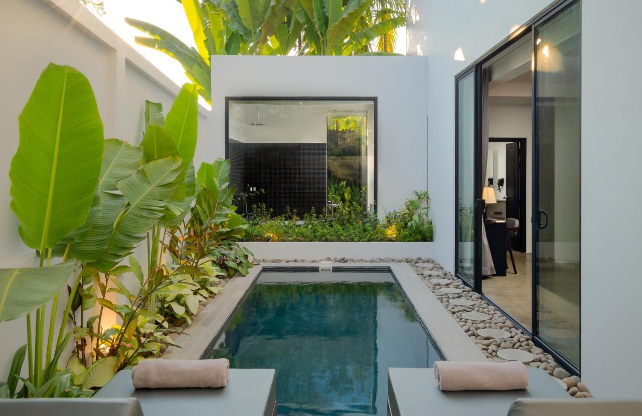 Eightfold Urban Resort เสียมราฐ ภายนอก รูปภาพ A private pool at a hotel