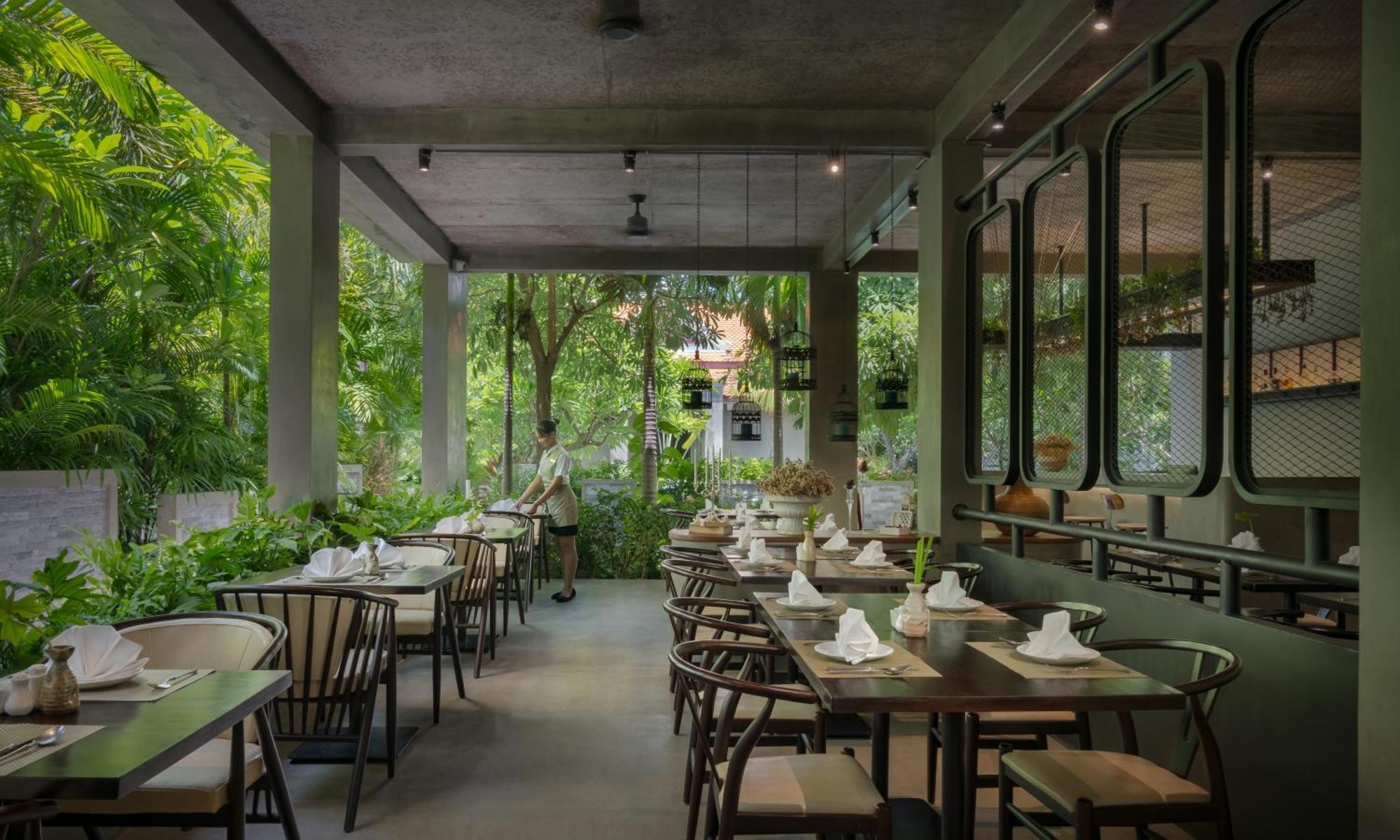 Eightfold Urban Resort เสียมราฐ ภายนอก รูปภาพ Restaurant interior