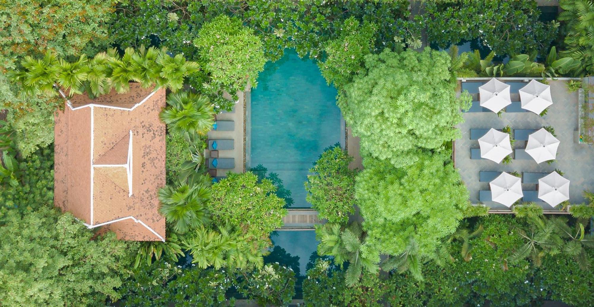 Eightfold Urban Resort เสียมราฐ ภายนอก รูปภาพ Aerial view of the pool at the hotel