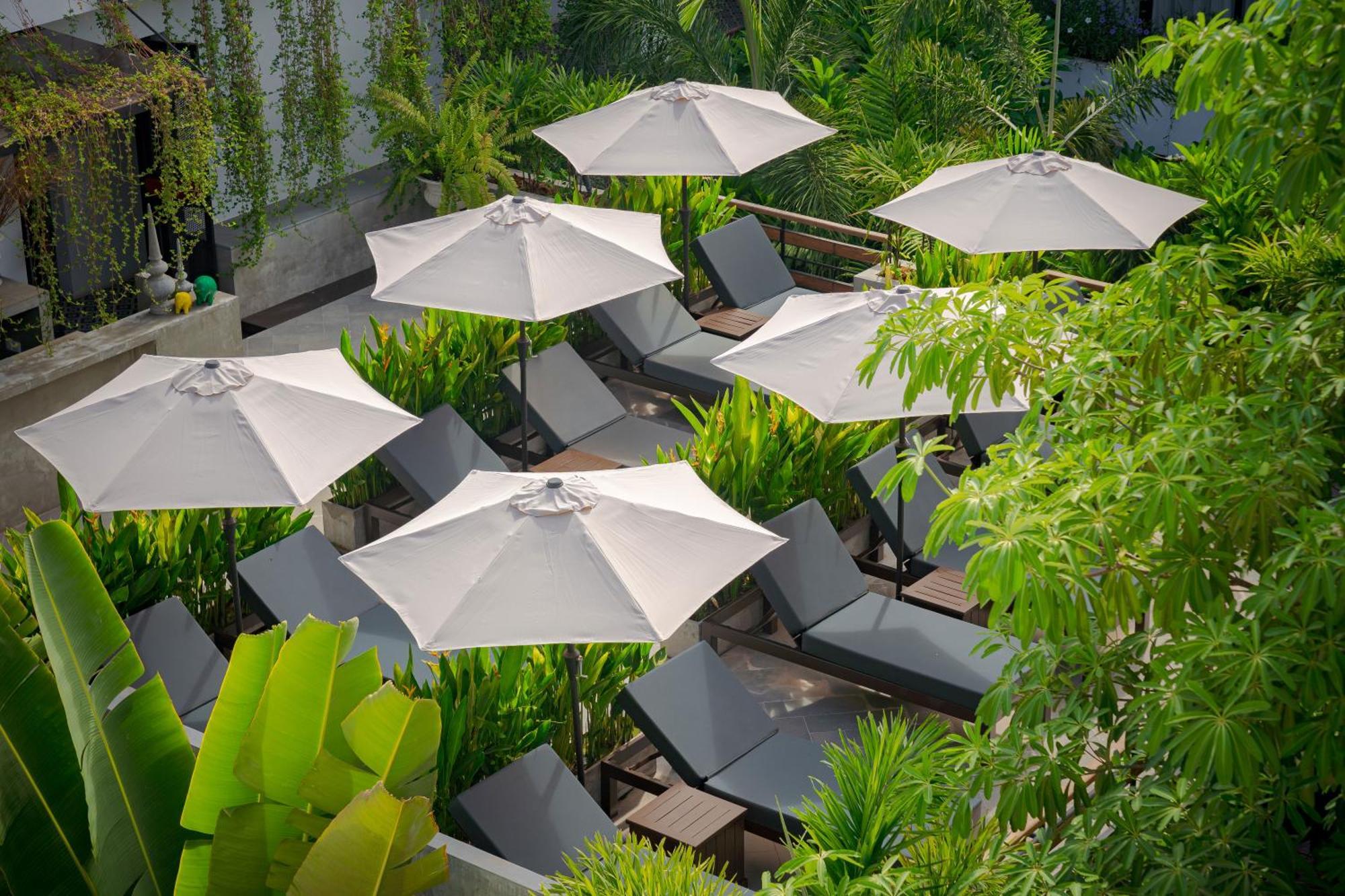 Eightfold Urban Resort เสียมราฐ ภายนอก รูปภาพ The pool at the hotel