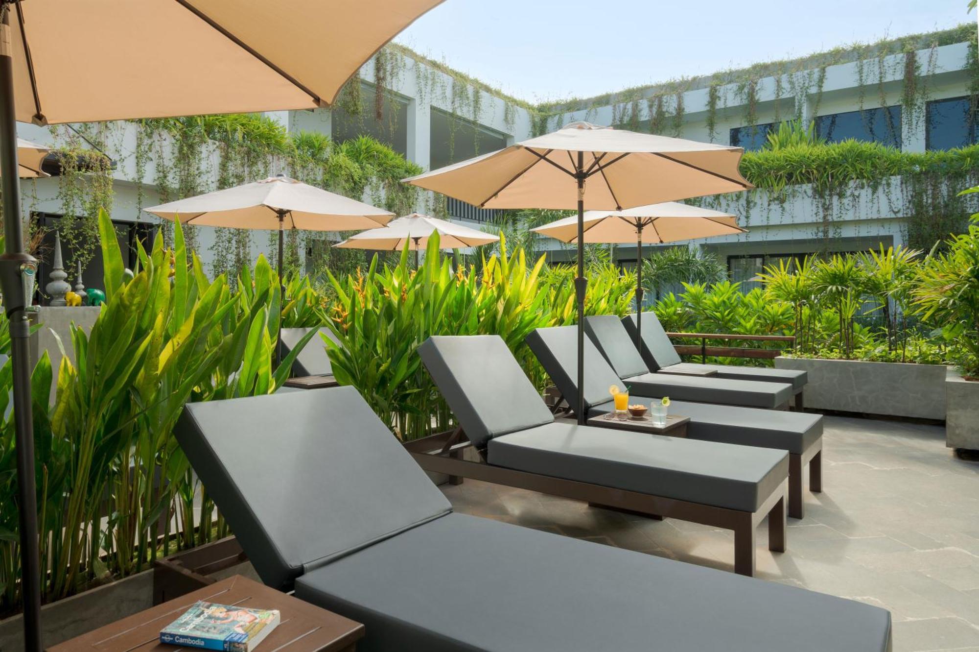 Eightfold Urban Resort เสียมราฐ ภายนอก รูปภาพ Pool Deck